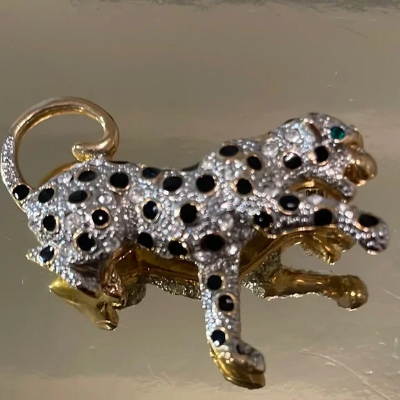 Elegant Gold and Black Leopard Brooch with Sparkling Stones! - Picture 2 of 3